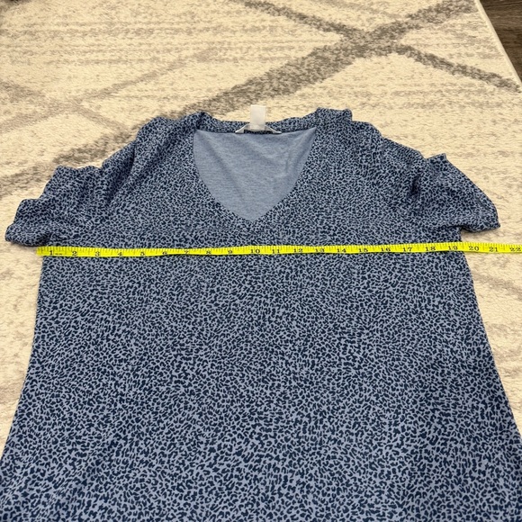 Athleta Blue Cheeta Print Breezy Scoop V-neck Tee - Picture 8 of 9